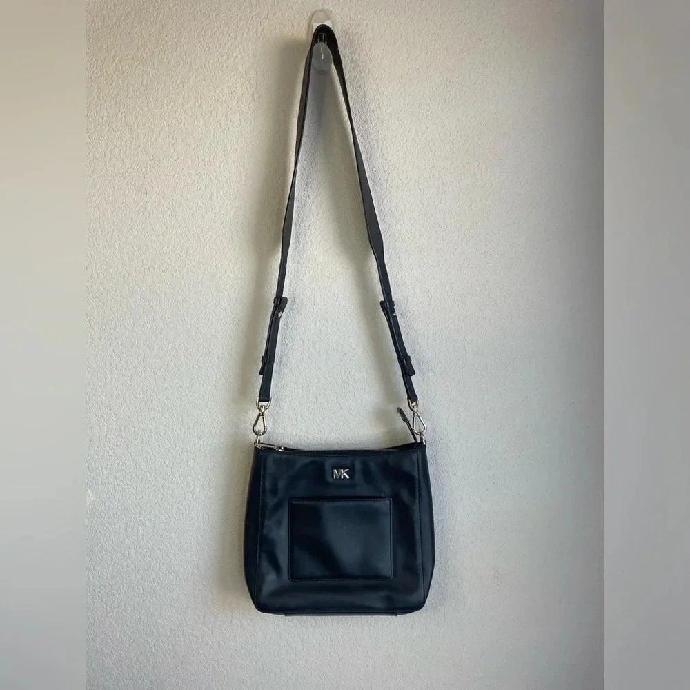 Michael Kors Gloria Black Pocket Swing‎ Pack Leather Crossbody